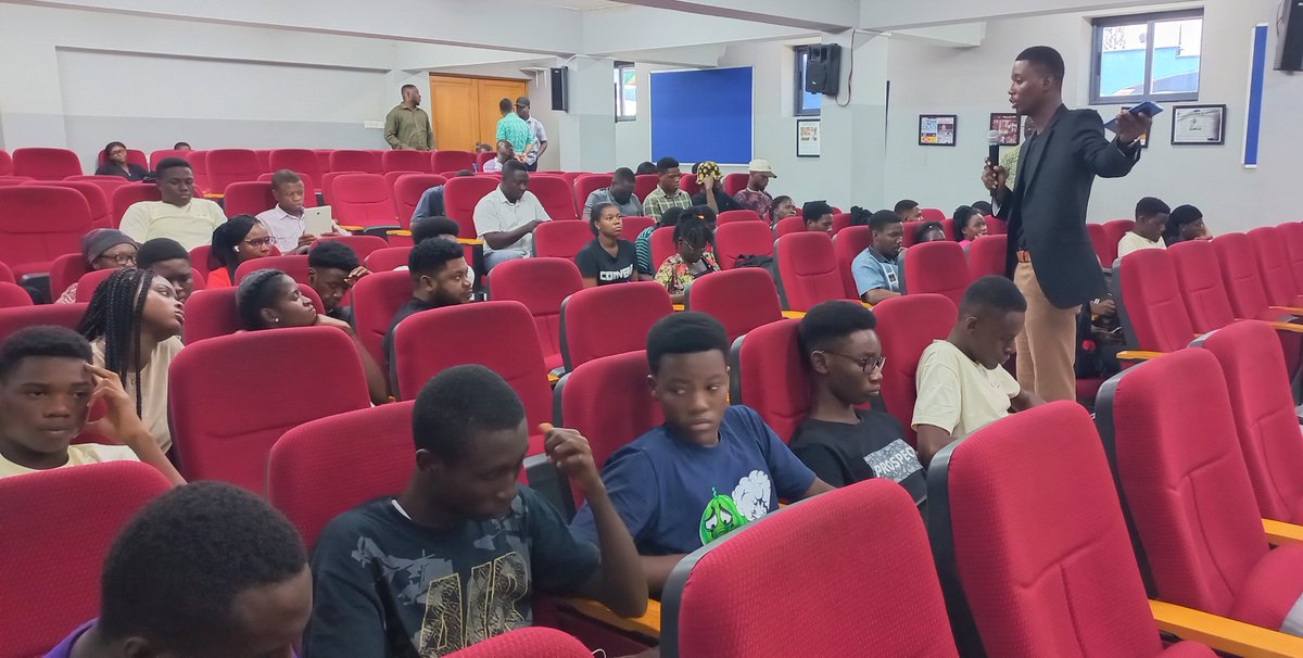 openlabsgh's tweet photo. On the 30th of January, Julius Yankson, a Digital, Content &amp; Social Media strategist, engaged students of @openlabsgh  on the Power of LinkedIn and how they leverage the Professional Social Platform to improve and build careers.
Julius took the students through the ..

🧵... https://t.co/6Se6U9c6dA