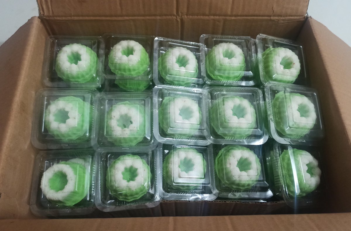 nafsaazizah's tweet photo. ini rekor baru paling banyak pesenan 90 pcs, aslinya buat 100 lebih tp sisanya dimakan adnan hahaha https://t.co/3pEPU34a8P