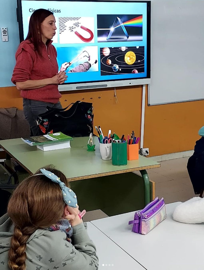 UCC_INTA's tweet photo. El pasado 10 de febrero nuestra compañera Laura Gómez Martín, del Área de Investigación e Instrumentación Atmosférica, charló con los niños del @CPBTiernoGalvan sobre las diferentes capas de la Tierra e hicieron un experimento. 👩🏻‍🔬🌍
#11F #mujeryciencia #díamujeryniñaenciencia https://t.co/3cs6Ia9A8u