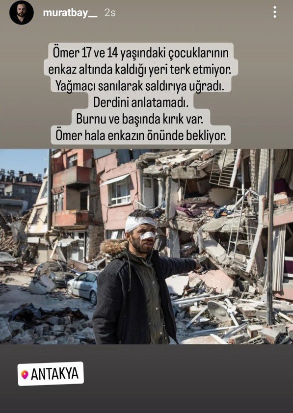 Enkaz altındaki çocuklarını bekleyen ömer, yağmacı diye dövüldü. burnunda ve başında kırıklar var. hala enkaz başında çocuklarını bekliyor.