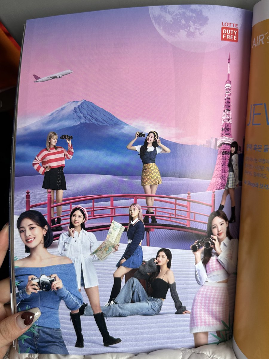 tzujuliee's tweet photo. apparently, momo is not included on lotte duty free poster and photobook. @lotteduty_jp @lottedfs_global  please fix this as soon as possible, your staffs who were assigned for this should held accountable for this mess. TWICE IS NINE. PLEASE RESPECT MOMO! https://t.co/lXJEwArGuX