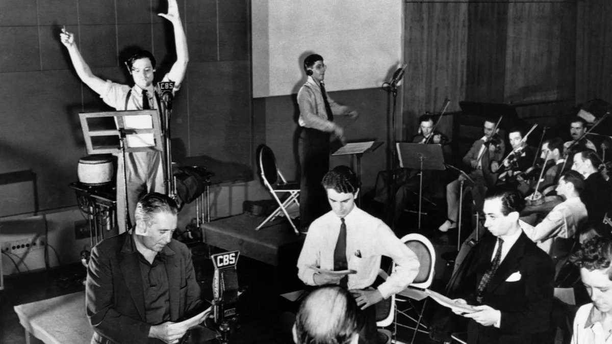 Avui és el #DiaMundialdelaRadio i nosaltres aprofitem per fer un fil sobre un dels episodis més famosos de la història d'aquest mitjà de comunicació, l'emissió teatralitzada de 'La guerra dels mons', el 30 d'octubre de 1938 en la xarxa radiofònica #ColumbiaBroadcastingSystem