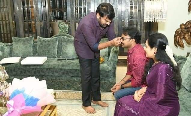 nokesh_manchala's tweet photo. #singermallikarjun Along With His Wife #GopikaPoornima Met #BOSS @KChiruTweets Along with #SurekhaMadam today At Home❤️❤️❤️ https://t.co/pzuGDjFfae