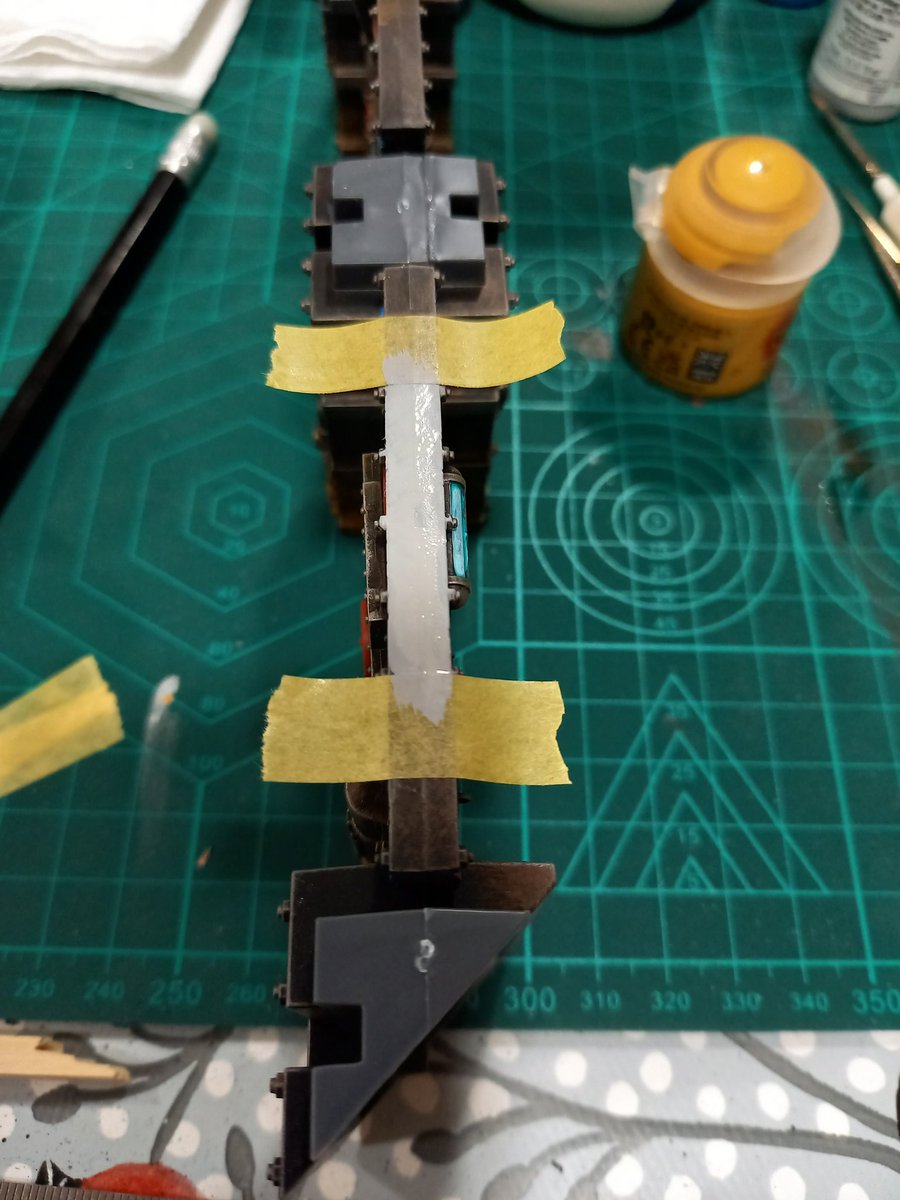 PlasticRapt's tweet photo. A bit of a faff painting the hazard stripes, but quick to do assembly line style..
1. Mask off the area. I use the bolts above the doorways as a guide.
2. Paint the area with a light colour as a base for the yellow. I used Vallejo Sky Grey.
#gallowdark #boardingactions https://t.co/an7lxlm0SC