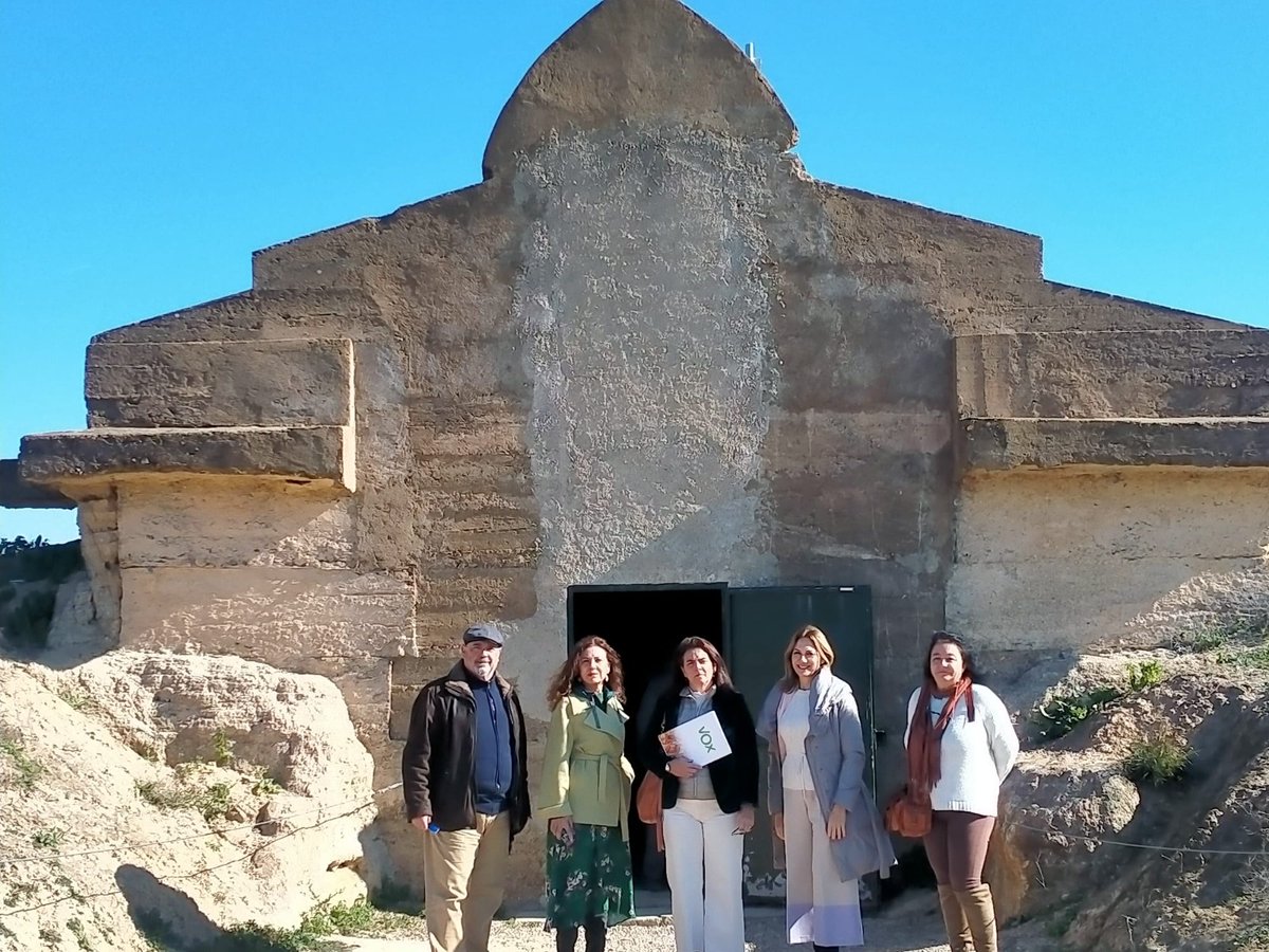 VOX_Valencina's tweet photo. 🔎 @AnucaCarles, @rromerovilches y @AnaRuizVazquez_ visitan el dolmen de La Pastora, uno de los mayores emblemas de nuestro pueblo.

👉 Valencina tiene un gran patrimonio histórico y cultural que debe ser incentivo de cultura y empleo.

#CuidaLoTuyo
#VoxContigo https://t.co/UQDomhHXQR
