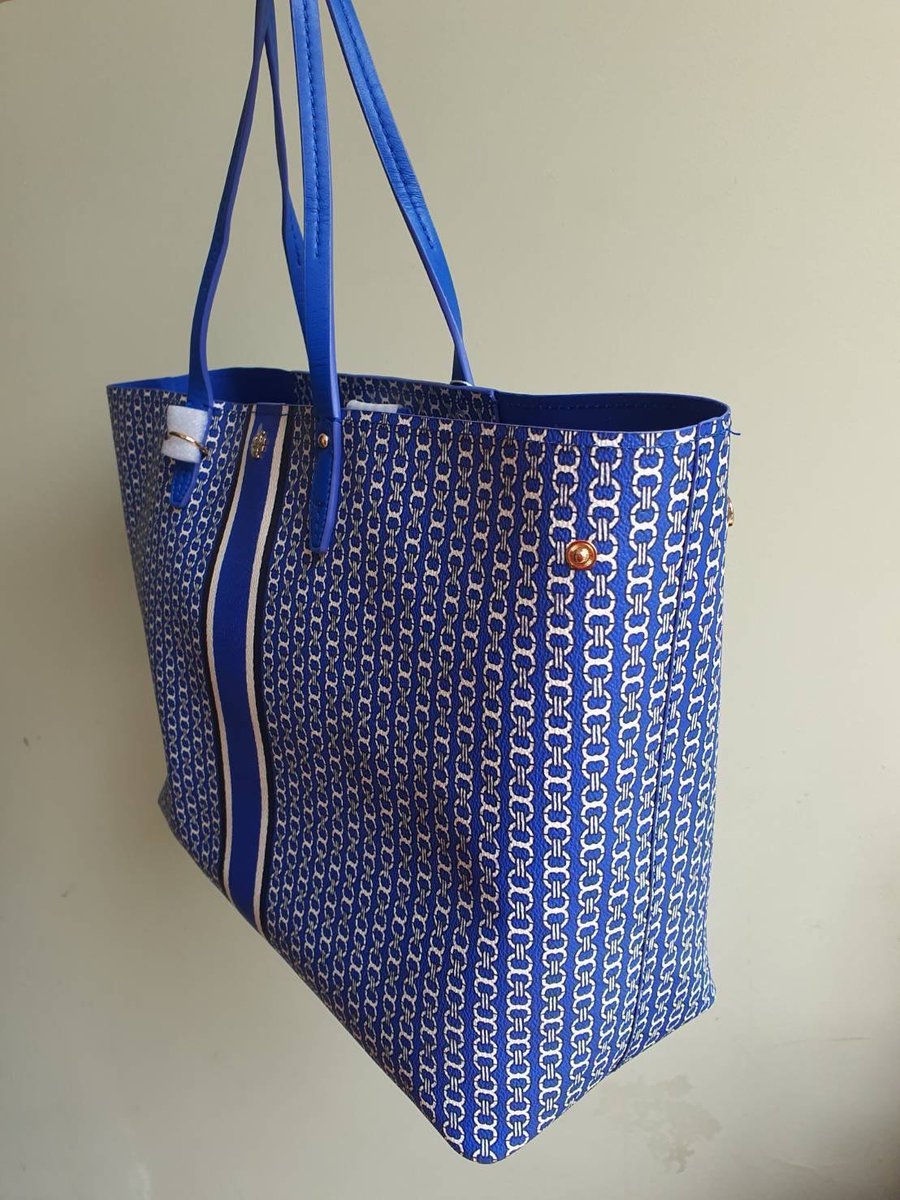 CHappybrand's tweet photo. ทรง Tote รุ่นฮอต ปรับทรงได้ 
￼
￼
TORY BURCH GEMINI LINK TOTE (60497)
Size:  17"(L) x 12.5" (H) x 6.5"(D)
อปก ป้ายราคา
￼
6,790.-
𓈈𓈈𓈈𓈈𓈈𓈈𓈈𓈈𓈈
￼
 สั่งสินค้าทาง 𝐈𝐧 𝐁𝗼𝐱 ได้เลย
￼
 ฟรีค่าส่ง
￼
 Shopee: https://t.co/10EeqNkQLf https://t.co/0cRNCTmzyG