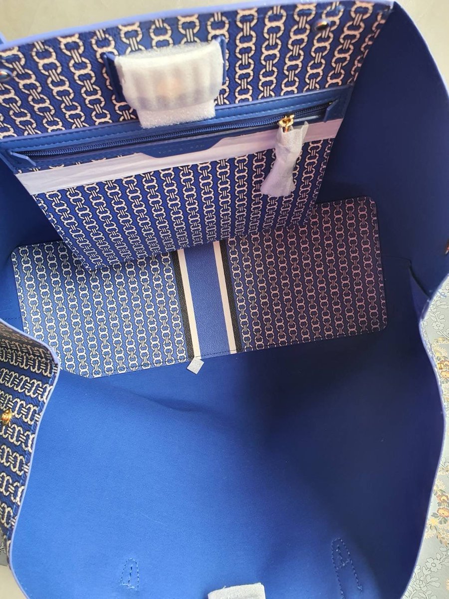 CHappybrand's tweet photo. ทรง Tote รุ่นฮอต ปรับทรงได้ 
￼
￼
TORY BURCH GEMINI LINK TOTE (60497)
Size:  17"(L) x 12.5" (H) x 6.5"(D)
อปก ป้ายราคา
￼
6,790.-
𓈈𓈈𓈈𓈈𓈈𓈈𓈈𓈈𓈈
￼
 สั่งสินค้าทาง 𝐈𝐧 𝐁𝗼𝐱 ได้เลย
￼
 ฟรีค่าส่ง
￼
 Shopee: https://t.co/10EeqNkQLf https://t.co/0cRNCTmzyG