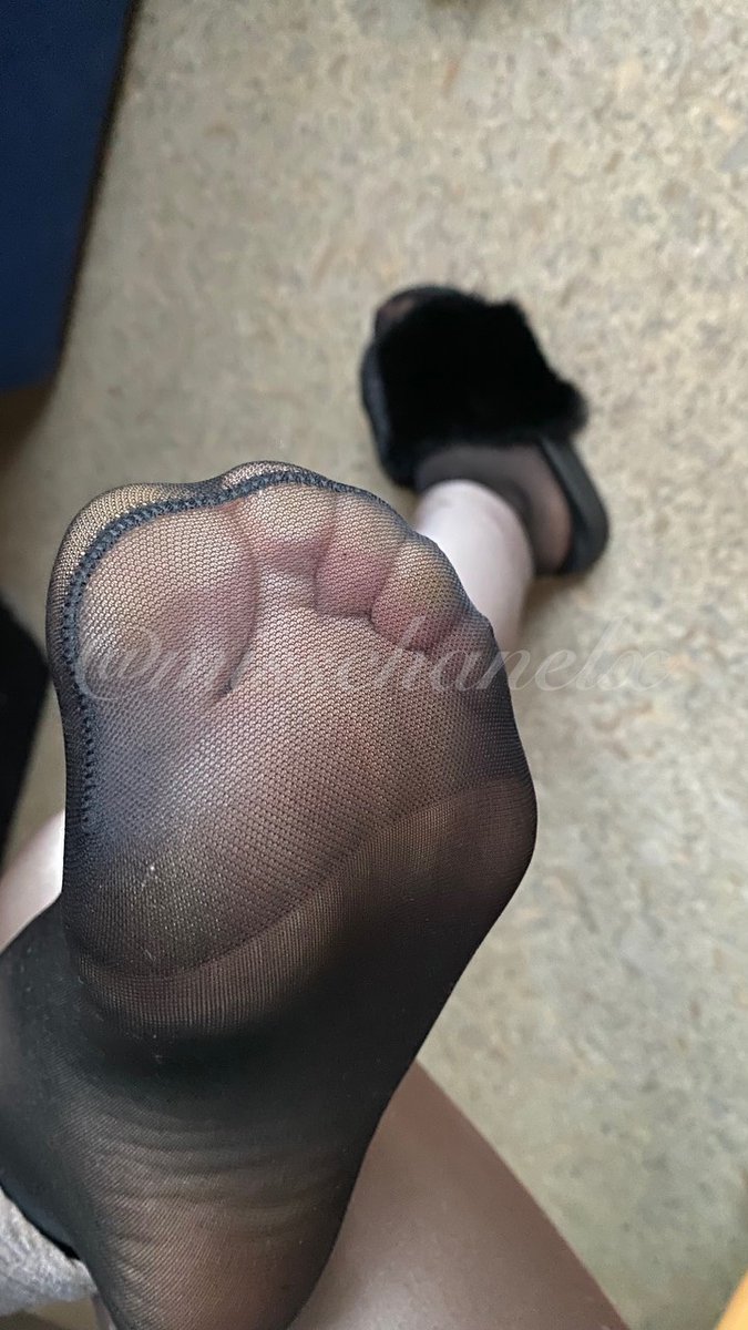 maitressechanel's tweet photo. Bonjour verss🪱Votre rêve est passer le nez et la langue entre mes orteils alors que je vous enlève tout💸🖕🏻👸🏻
#pieds #talons #soumission #domination #rencontres
#maitresse #esclave #findomcash #humiliation #labrin
#fetichistes #reine #dominatrice https://t.co/dI7ElsNp5Y