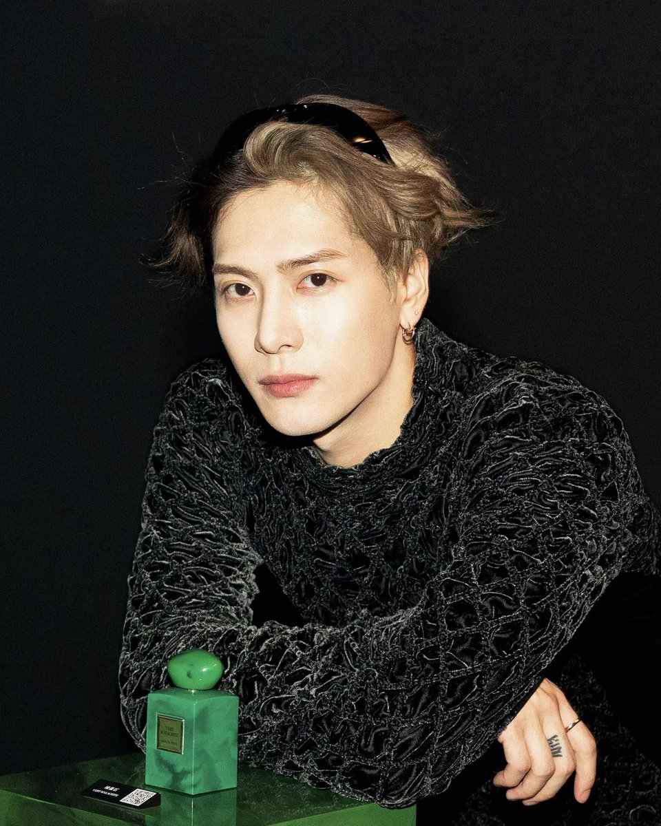 narae8895's tweet photo. Jackson Wang at the Armani Prive Haute Couture Fragrances L'esposition 🖤✨🍓

#JacksonWangXArmaniPrive #잭슨 #TEAMWANG @JacksonWang852 #MAGICMAN #GOT7 https://t.co/zcoGgy6D4j