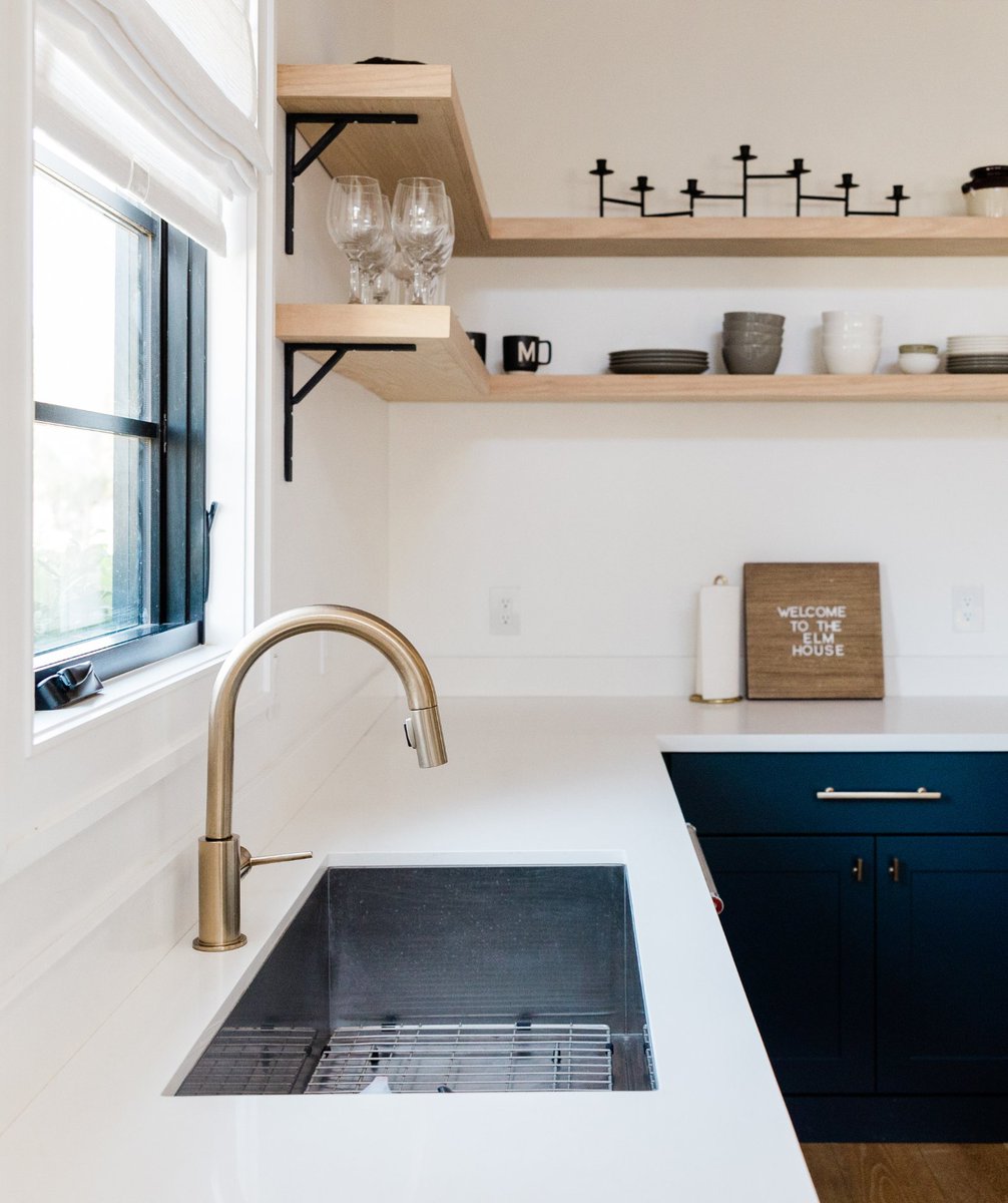 WestWindows's tweet photo. Beautiful colour scheme in this modern kitchen
#joinery #ironmongery #custombuilt #customjoinery #frontdoors #doors #wardrobes #sashwindows #periodfeatures #periodrestoration #londonwindows #windowslondon https://t.co/K0VLT1W5nl