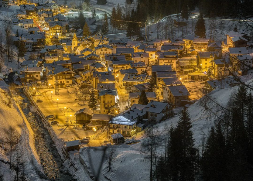 TurismoVeneto's tweet photo. #Sottoguda si trova ai piedi della Marmolada e fa parte del club dei #BorghipiùBelli d'Italia. Una località incantevole, ideale per chi cerca pace, autenticità e contatto con la natura
✨ https://t.co/aNIqQSZhCf
#VisitVeneto #RoccaPietore #Belluno
📸 foto IG simone__pra https://t.co/3Z5qsLbqUc