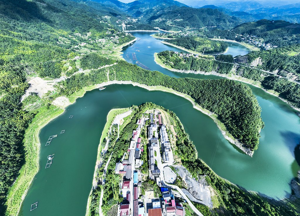 ShaanxiMoments's tweet photo. Yinghu Lake in Ankang city of Shaanxi province boasts quality ecological resources. Since 2017, the local government has led the local people to embark on a new journey of integrating agriculture and tourism. More: https://t.co/O3Aul0cmkc #RuralRevitalization https://t.co/i3RMTyMWf3