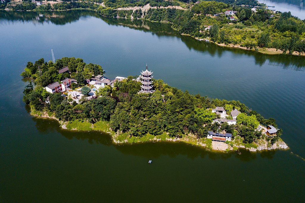 ShaanxiMoments's tweet photo. Yinghu Lake in Ankang city of Shaanxi province boasts quality ecological resources. Since 2017, the local government has led the local people to embark on a new journey of integrating agriculture and tourism. More: https://t.co/O3Aul0cmkc #RuralRevitalization https://t.co/i3RMTyMWf3