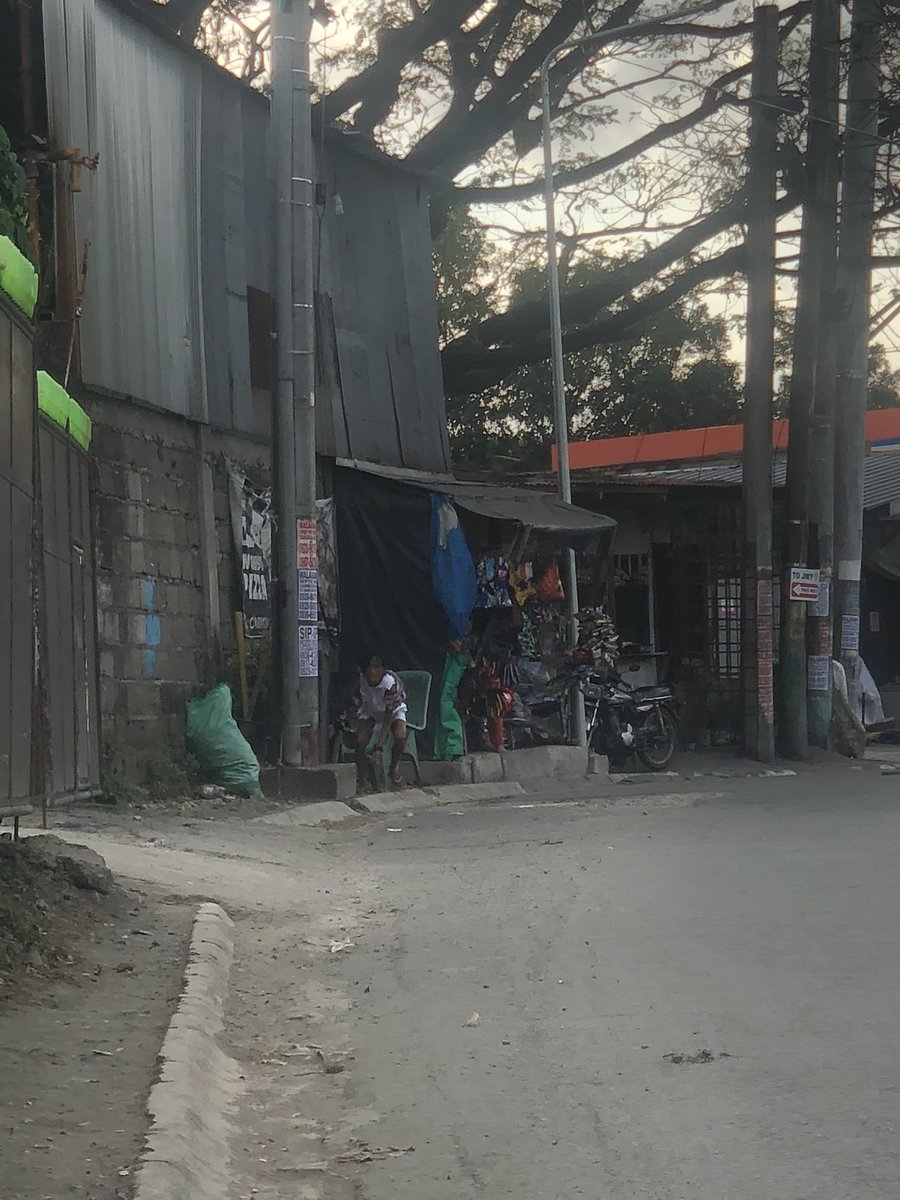 liahbebs's tweet photo. Hirap sa may mga diperensya sa pag iisip pag nambabato at nakatama ng sasakyan walang laban ung may sasakyan. Bwiset eh ksama pa namin si baby sa loob buti hindi sa window binato https://t.co/PWlkZiYES3