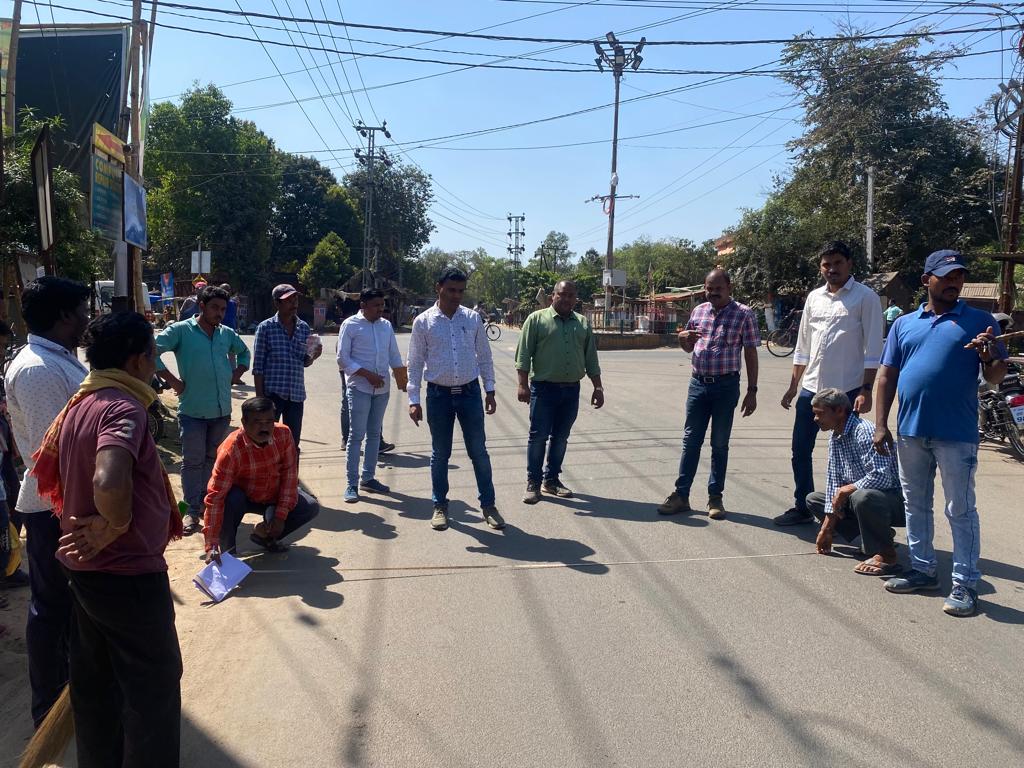 Demarcation for widening of road from Raj hotel Chhak to Khamar is going on in presence of Works Department, Revenue Department, Forest Department and Electrical Department.