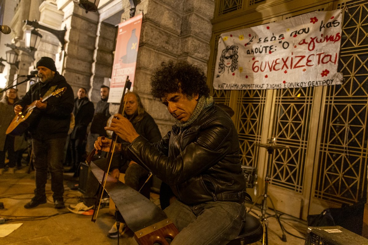 lolosmarios's tweet photo. Φωτογραφίες από την χθεσινή συναυλία στο κατειλημμένο Εθνικό Θέατρο. 12-2-23
#sesaspoumasakoute https://t.co/rUOlwRW0Rt