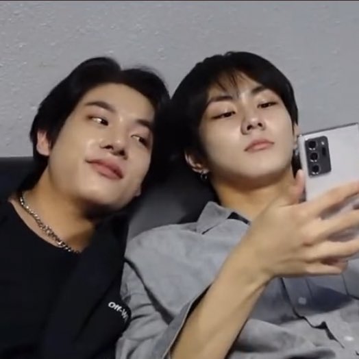 jakewon communicating using their “yoi” language — a needed thread ♡