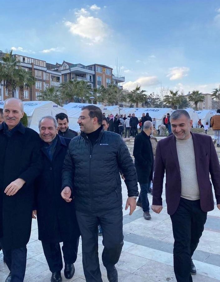 MTanal's tweet photo. 1- Beylerin keyfi yerinde! Şanlıurfa'ya #deprem için gelen AKP Genel Başkanvekili Numan Kurtulmuş, AKP'li Haliliye Belediye Başkanı Mehmet Canpolat, Şanlıurfa Büyükşehir Belediyesi AKP'li Meclis Üyesi ve AKP M.Vekili Adayı Adayı, depremzede ziyaretinde bol bol kahkaha atıyorlar! https://t.co/DVPgZ6RNYs