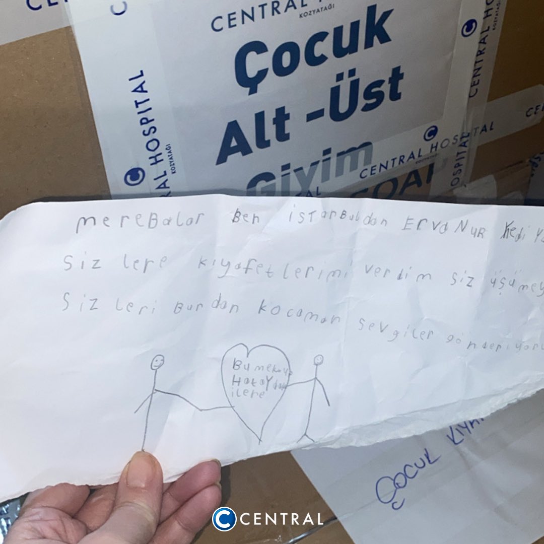 CentralTR's tweet photo. Central yardım tırı için kıyafetlerini gönderen Erva Nur’dan içleri ısıtan bir mektup;
Merhaba, ben İstanbul’dan Erva Nur. Yedi yaşındayım sizlere kıyafetlerimi verdim siz üşümeyin diye. Sizlere buradan kocaman sevgiler gönderiyorum. https://t.co/rqaoUSpPgg