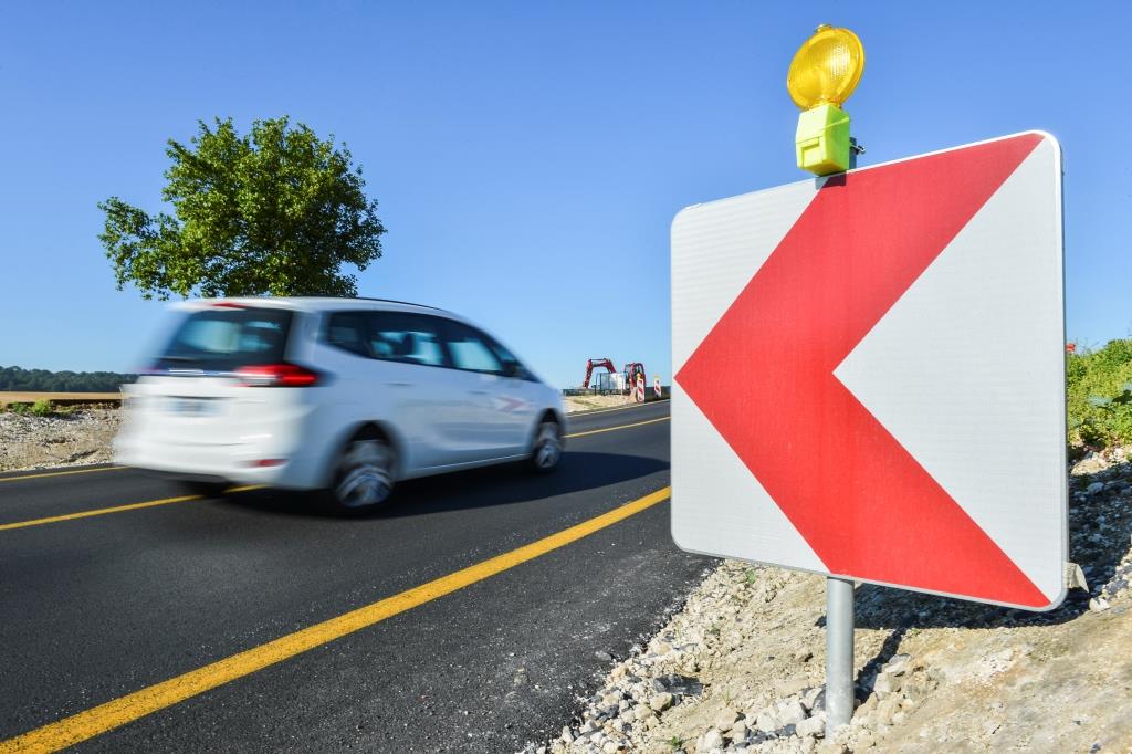 pasdecalais62's tweet photo. Des #travaux sont prévus sur le viaduc de #Divion (+ de 30 000 véhicules/jour) les 20 et 21 février (changement des joints mécaniques). Une déviation du sens Calonne-Ricouart/Lens de la RD 301 par la RD 941, 341 et 57 sur Divion et Houdain sera mise en place https://t.co/umCGVNVWF2
