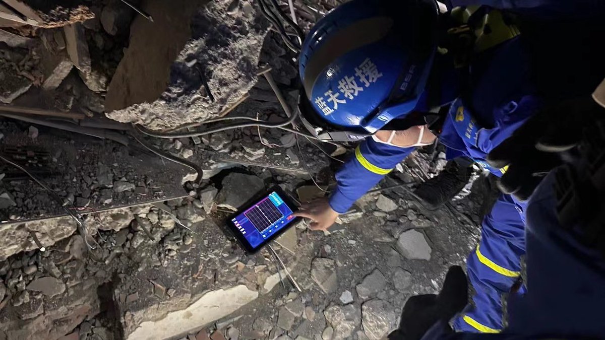 DiscoverGuizhou's tweet photo. A 23-year-old survivor was rescued by Chinese Blue Sky Rescue at 12:00 local time on 12th Feb, more than 150 hours after the earthquake hit #Turkiye and #Syria on 6th, Feb.
Salute to the rescurers! #PrayforTurkiye #PrayforSyria https://t.co/CnepJzFbEY