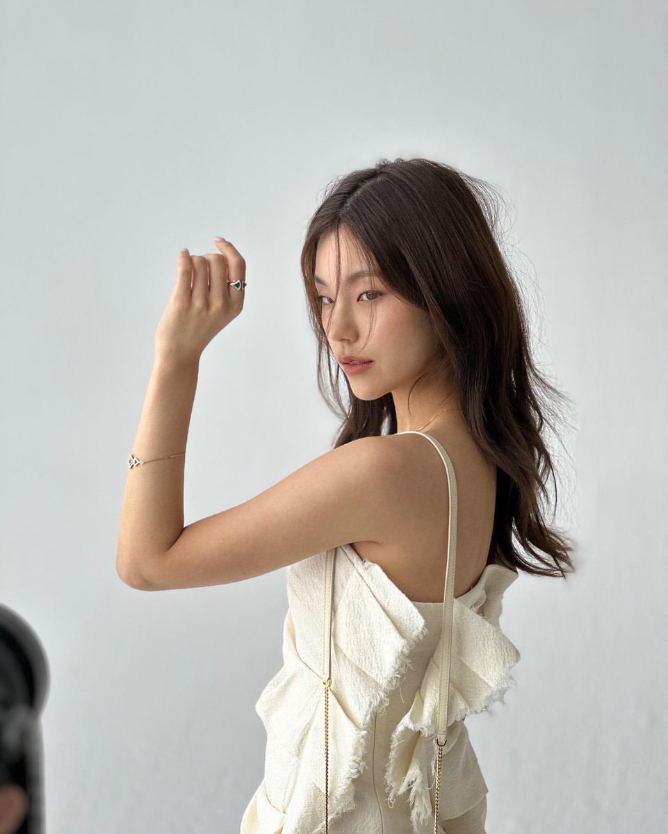 lucyhhwang's tweet photo. Serving look for Singles Magazine. 🤍 https://t.co/GptXuDITvs