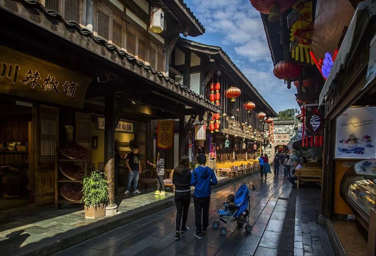 街道是一座城市的灵魂。前段时间，美国有线电视新闻网CNN旅游频道，盘点了全球独具特色的美丽街巷，而其中，位于中国成都的锦里历史文化街，以蜿蜒迂回的空间，川西民俗的魅力和古意悠然的韵味位列榜首，足以让我们骄傲和自豪。
mp.weixin.qq.com/s/LKV3K8Yke50s…