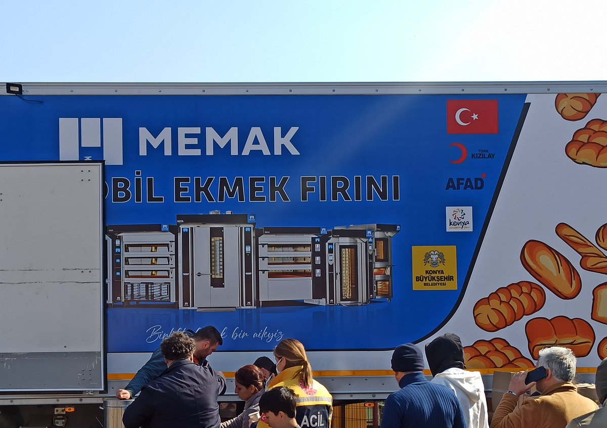 doktorneonatal's tweet photo. Bu gördüğünüz Konya B.B. nin mobil ekmek fırını. Hatay'da hastanemizin bahçesinde duruyor. Her gün hiç durmadan biz sağlık çalışanları için, polis ve askerimiz için, hasta ve hasta yakınları için binlerce kişiye taze ekmek ve simit çıkarıyor. Bir takdiri hak ediyorlar.🙏🙏🙏 https://t.co/lsddzqlMy7