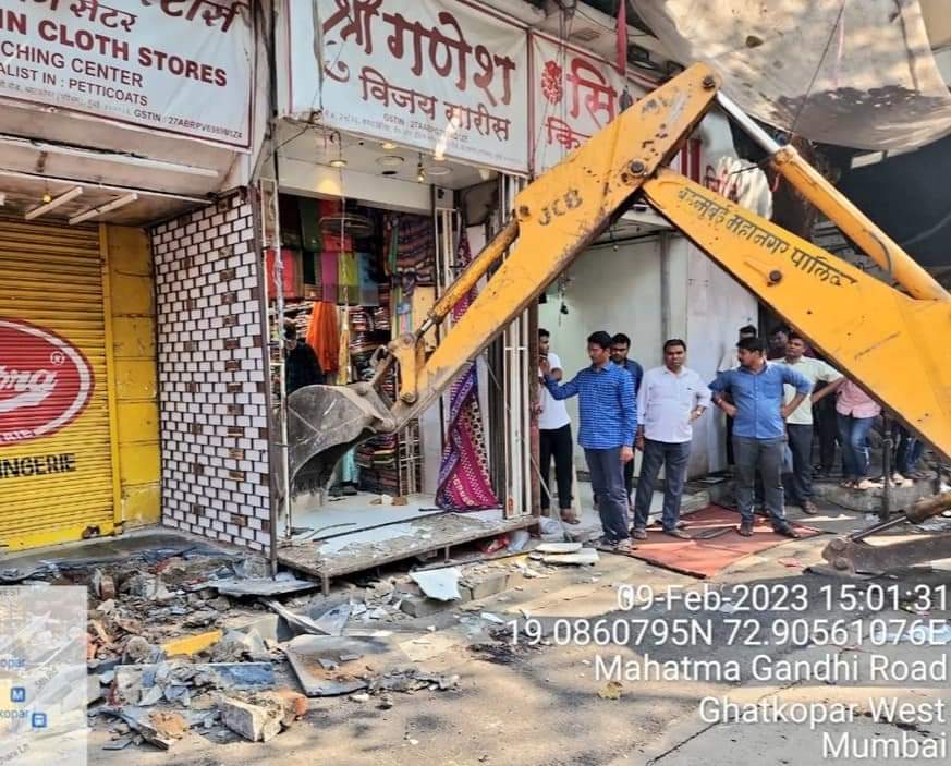 todaysvoice24nz's tweet photo. #Strickaction on #unauthorized #constructions in N Division, #Ghatkopar!
In the first #operation, the #unauthorizedconstructions at #LBSMarg, #ChambalRoad, #IndustrialRoad were removed.
#Action #session begins...
.
@mybmc @MumbaiPolice https://t.co/MYfJTiV1En