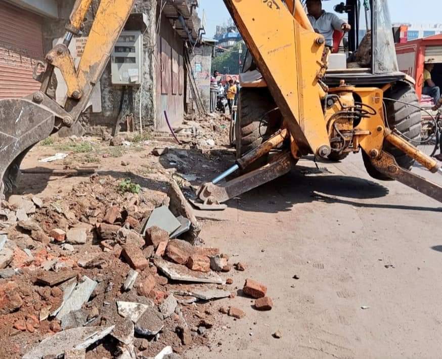 todaysvoice24nz's tweet photo. #Strickaction on #unauthorized #constructions in N Division, #Ghatkopar!
In the first #operation, the #unauthorizedconstructions at #LBSMarg, #ChambalRoad, #IndustrialRoad were removed.
#Action #session begins...
.
@mybmc @MumbaiPolice https://t.co/MYfJTiV1En