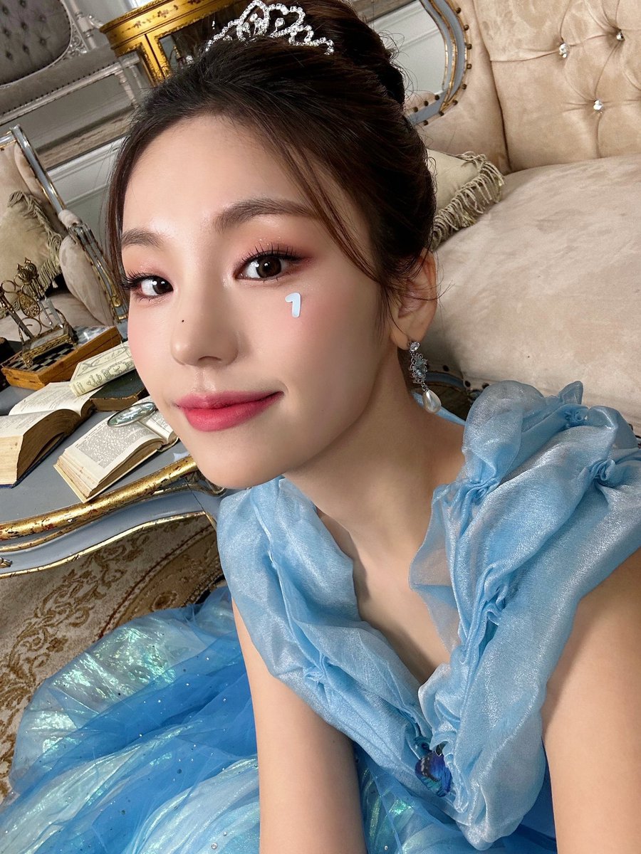 lucyhhwang's tweet photo. To Wonder World, D-1. 💙 https://t.co/O5NafBV0IY