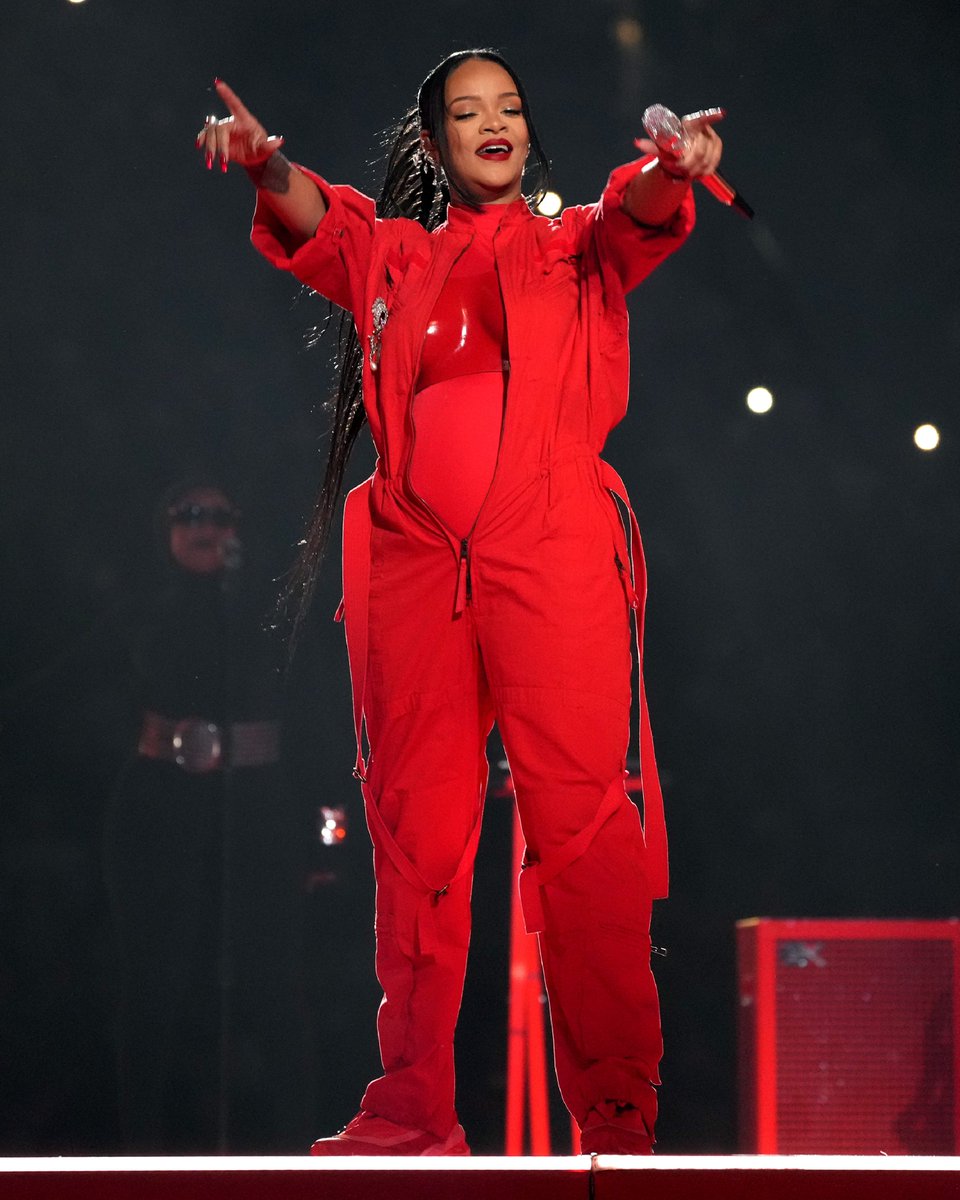 LOEWE on Twitter: "LOEWE designs a flight-inspired look for @rihanna 's - Rihanna's Show-Stopping Stats: Height, Bust, Hips & More