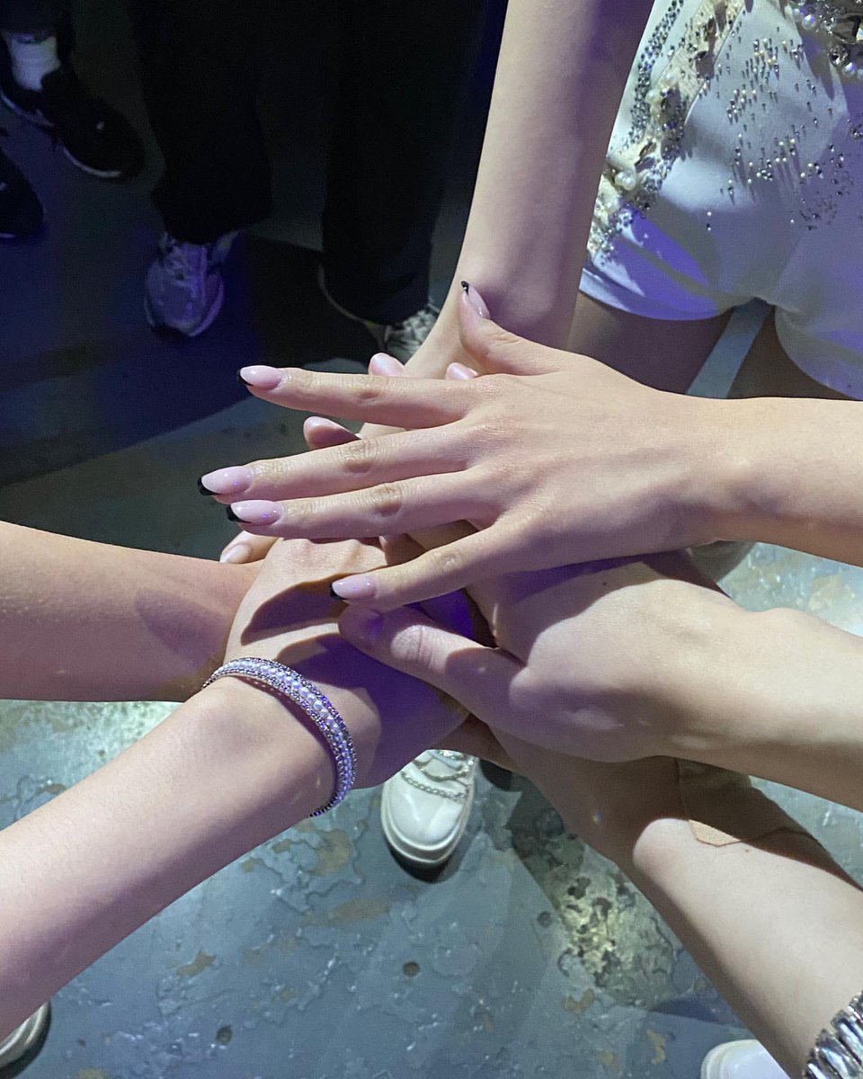 lucyhhwang's tweet photo. The 4th years of ITZY being together. 🤍 https://t.co/yhVO9rkRBB