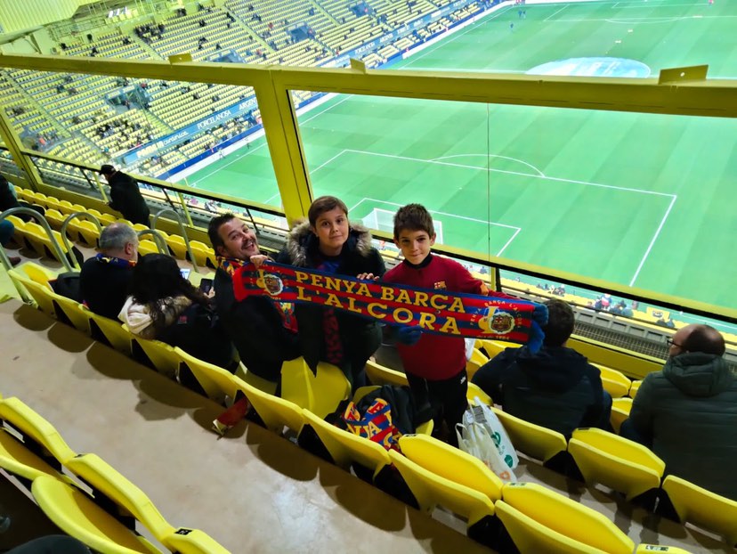 ConfePenyesFCB's tweet photo. 😆 Les penyes, sempre al costat de l'equip! Entitats com @alcorablaugrana, @gpbmuro, @pbmataro i la Penya Barcelonista Vila-Real van ser presents ahir a l'Estadi de la Ceràmica!

🔵🔴 #FemBarçaFemPenya #ForçaBarça https://t.co/9lkiMg2Nvu