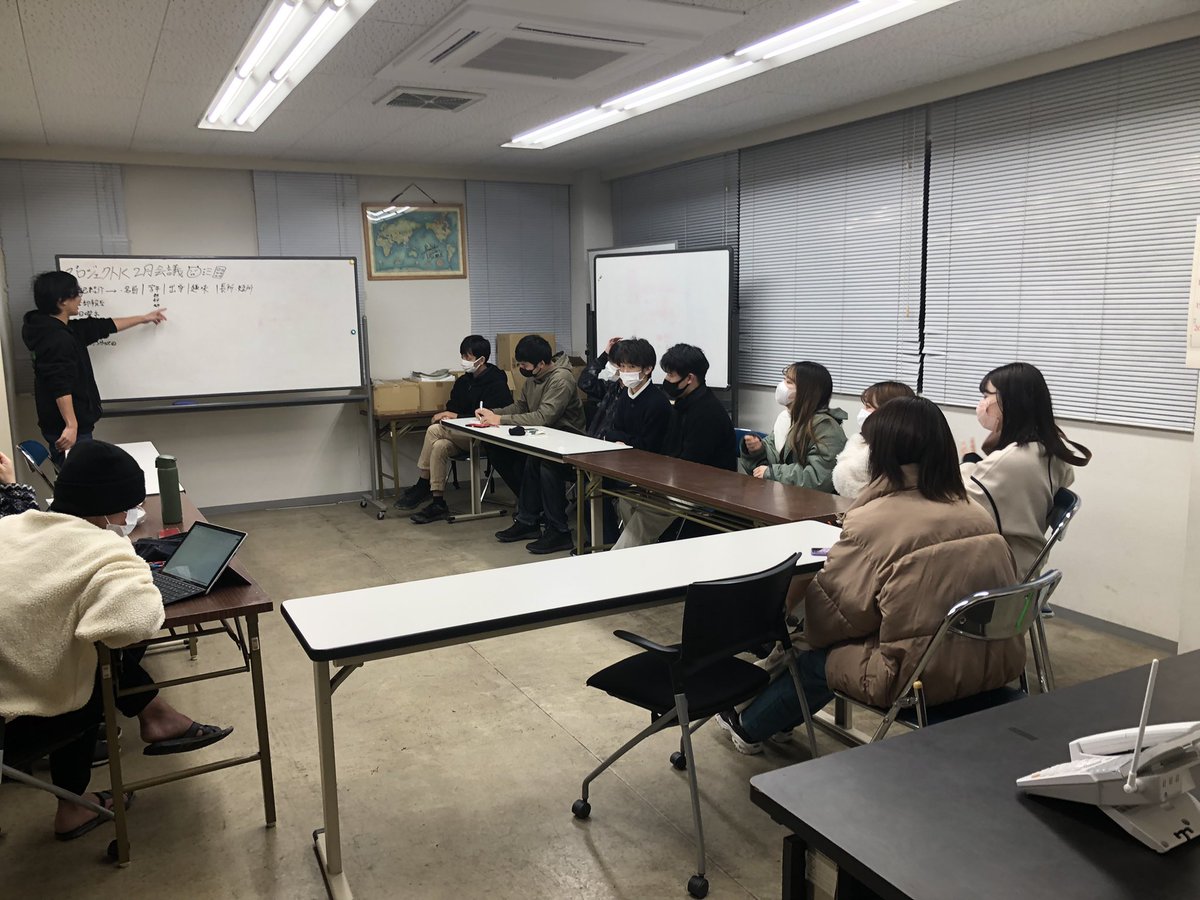 会議中は踊らず、されど真面目に進行中