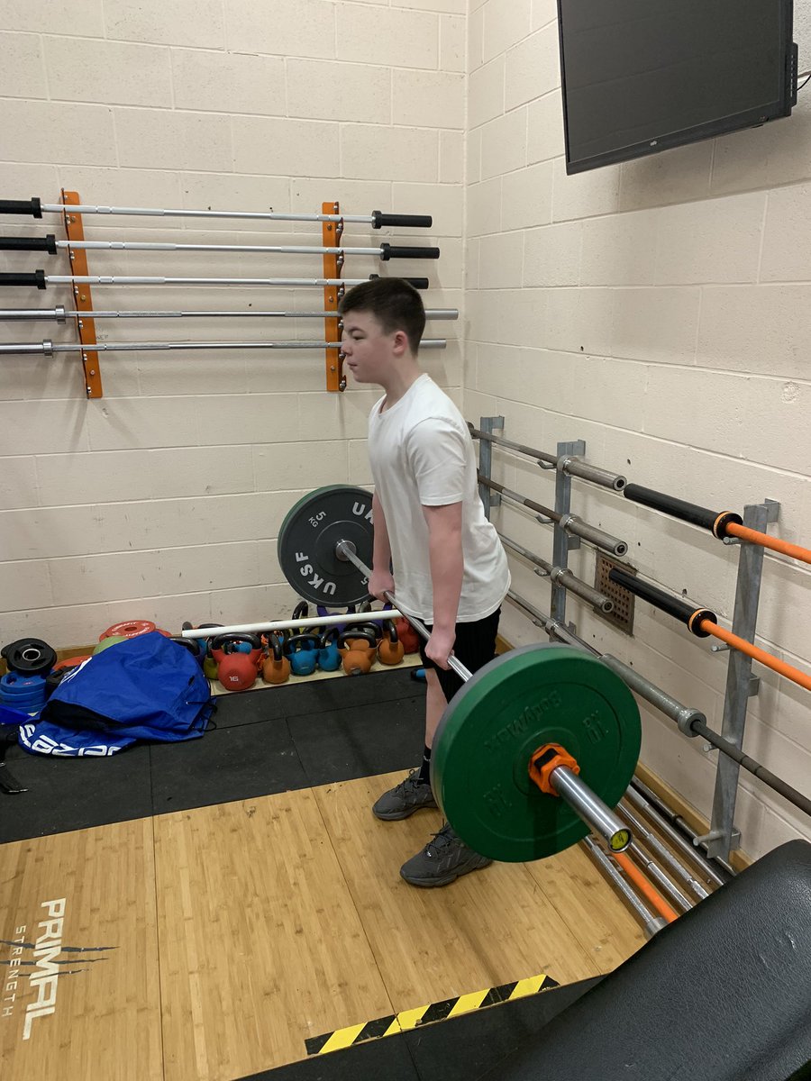 Boys in 8JO refining their deadlift technique under load👏🏼 great work #functionalmovements