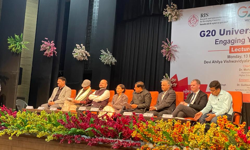 RIS_NewDelhi's tweet image. Ever growing outreach through #G20India #UniversityConnect. Today at Devi Ahilya University #DAVV Indore led by Dr Mohan Yadav, Hon. Minister of Edu. @MP_MyGov with Prof @Sachin_Chat 

@PMOIndia @CMMadhyaPradesh @harshvshringla @doctorsumitseth @g20org @G20_Bharat