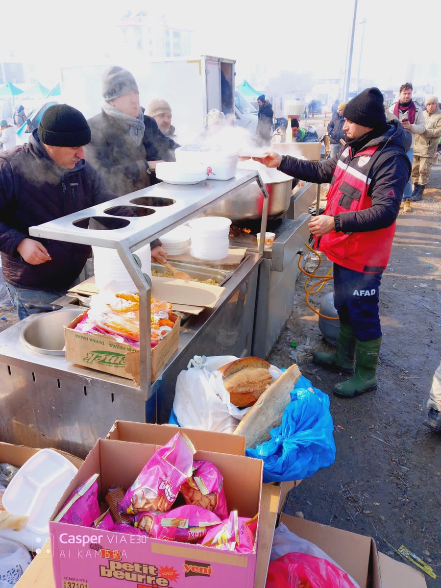 DrSinanOgan's tweet photo. Daha önce siyaset algılanmasın diye söylemedim! Bölgeye gittiğimiz günden beri sadece çorba değil bir kaç çeşit yemek çıkaran ve depremzedelerin, askerlerin, AFAD gönüllülerinin, hatta Kızılay çalışanlarının da istifade ettiği mutfağımız Cumartesi günü Vali gelecek diye kapatıldı https://t.co/c3LUIY3rZf