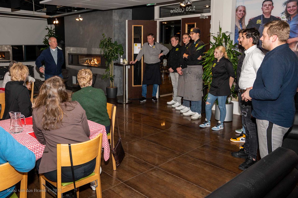 <a href="/svo_opleidingen/">SVOvakopleiding food</a> heeft onze vrijwilligers getrakteerd op een diner. 
In het 2e jaar van de opleiding krijgen de studenten van de  horecaopleiding opdracht een 3 gangen diner samen te stellen, te bereiden en te serveren. We hebben heerlijk gegeten. Bedankt!