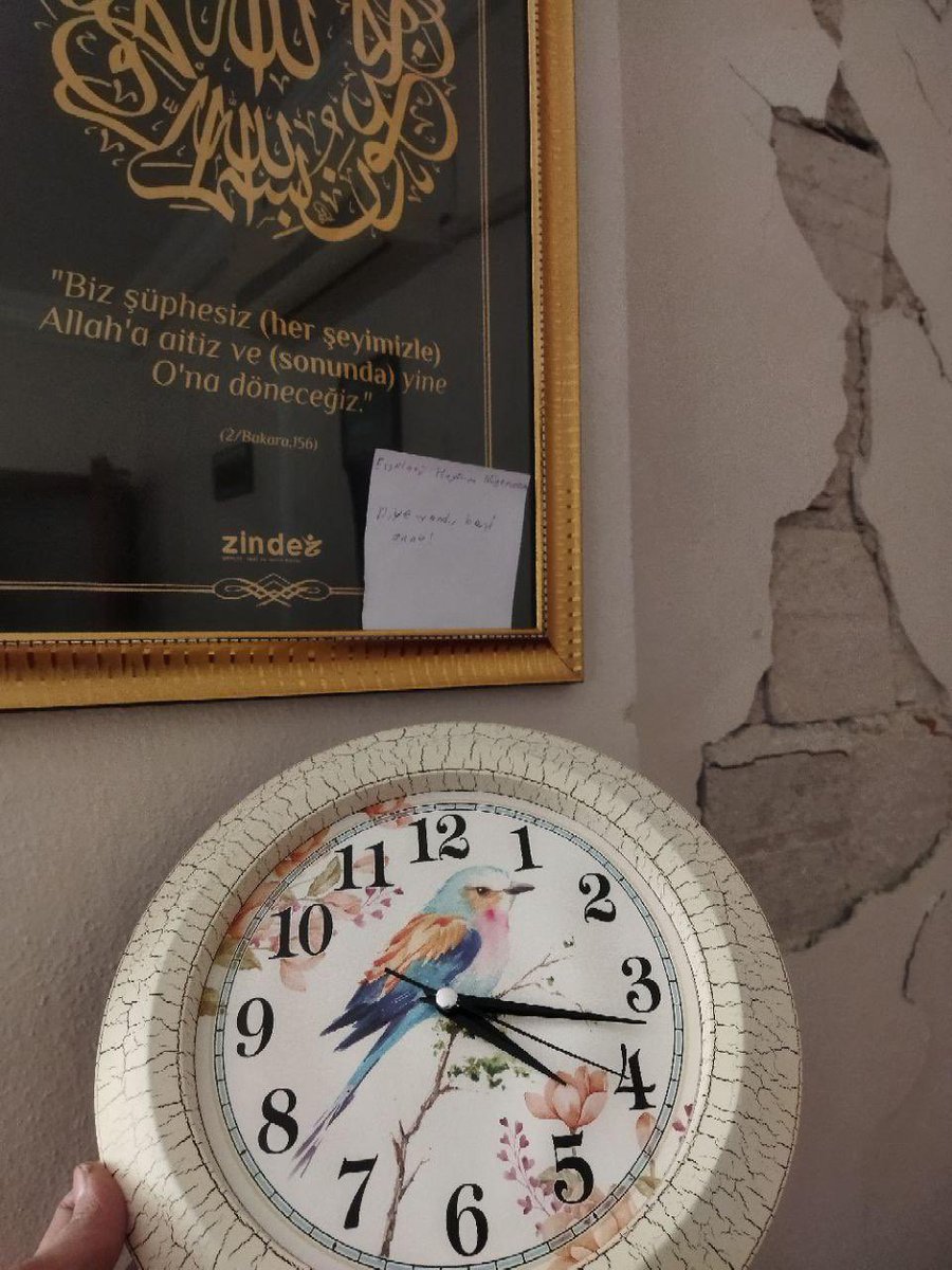 sitkiaslanhan's tweet photo. Fotoğraf Osmaniye’den. 10 yaşındaki Yusuf ara tatilde Haydi Çocuklar Camiye yarışmasına katılmış. Yarışma bitmesine rağmen namazlarına devam eden Yusuf’un depremden önceki gece annesine bıraktığı not “Essalatü hayrun minennevm diye uyandır beni anne” 
Çok şükür ailede kayıp yok. https://t.co/6ZeT7VoGJJ