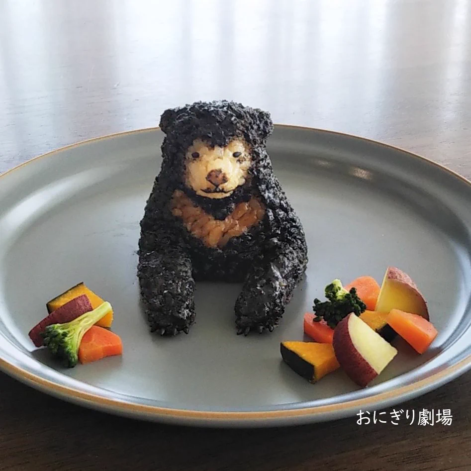 こんなにも可愛いと食べるのをためらっちゃいそう･･･！「マレーグマ」のおにぎりが話題に！