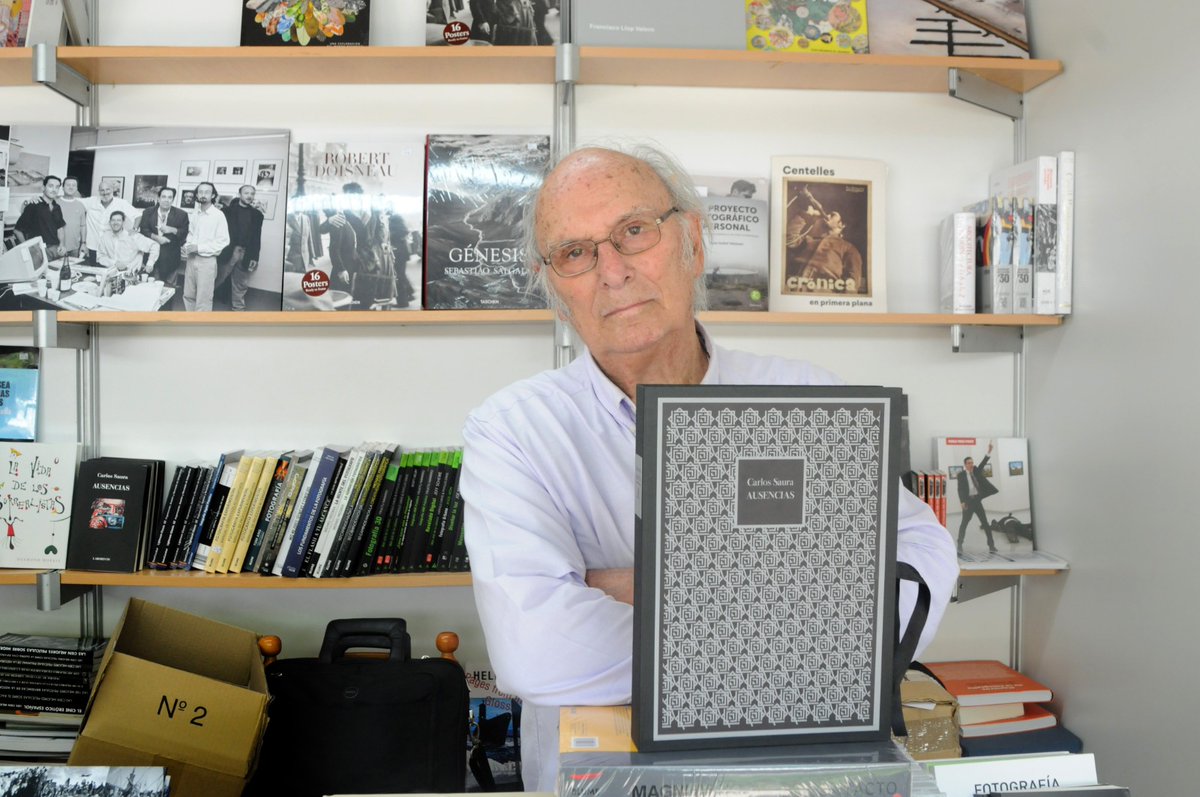 En el nostre record, la seua visita a la <a href="/firallibrevlc/">Fira del Llibre de València</a>. 
Descansa en pau, Carlos Saura.
📷 Carlos Saura a la Fira del Llibre, en la caseta de <a href="/Railowsky_/">Librería Railowsky</a>, de José García Poveda "el flaco".