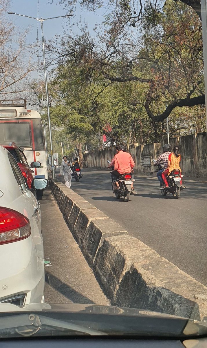 nocabbagesbj's tweet photo. @HYDTraffic @KTRBRS @TelanganaDGP cars, autorickshaws, two-wheelers violate traffic rules with impunity at Tivoli junction (from Sweekar/JBS junction); cops stand in a corner or sit in the kiosk and do nothing. It is the folks who follow &amp; traffic rules who suffer the most. https://t.co/1eH5z3bYoV