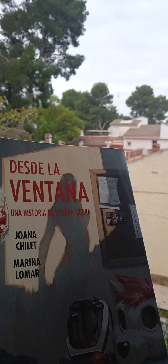 6. Desde la ventana, Joana Chilet i Marina Lomar.
Ed. Olélibros
Alberto té agorafòbia i mata el temps descobrint les vides dels seus veïns i veïnes.
Pero les finestres amaguen secrets, realitats inconfessables i formes sorprenents de sentir-se en plenitud.
Què amaga el teu veí?