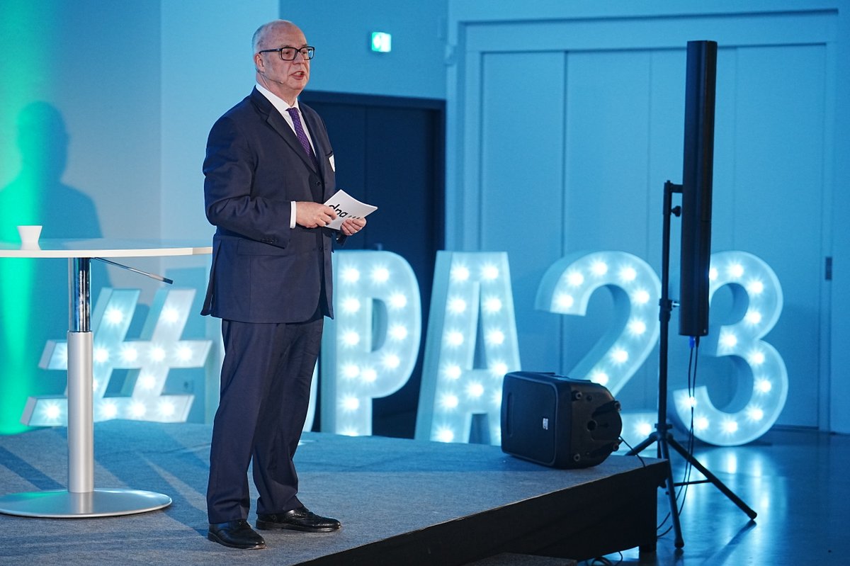 „Das Beste ist: Sie sind wieder da!“: Erstmals seit Beginn der Corona-Pandemie findet wieder eine <a href="/dpa/">dpa</a>-Chefredaktionskonferenz statt. <a href="/SvenGoesmann/">Sven Gösmann</a> begrüßt in Berlin mehr als 150 Gäste aus der Medienbranche zur #dpa23.