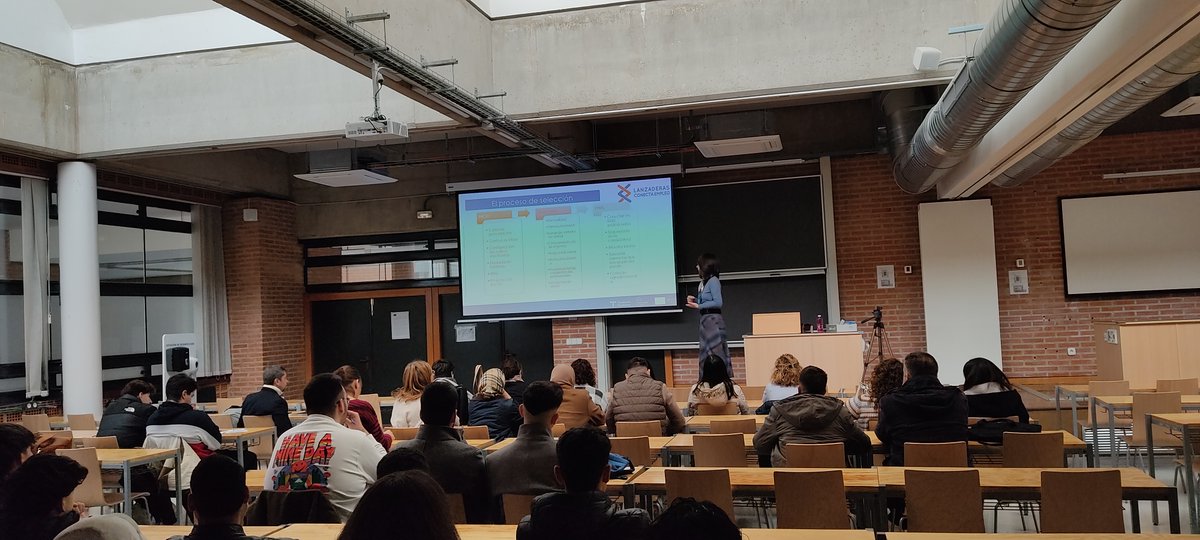 AreaEmpleoFSMLR's tweet photo. Hemos participado en #ExportaCLM: encuentro empresarial del @Ipex_clm que reunió a perfiles del comercio exterior 👩🏫 Nuestra compañera @maria_prodenas, técnica de #LCE, impartió #talleres para mejorar el #CV 📋 y cómo superar con éxito una #entrevista🗣️¡Gracias por invitarnos!🙌 https://t.co/oxvcZ5srcE
