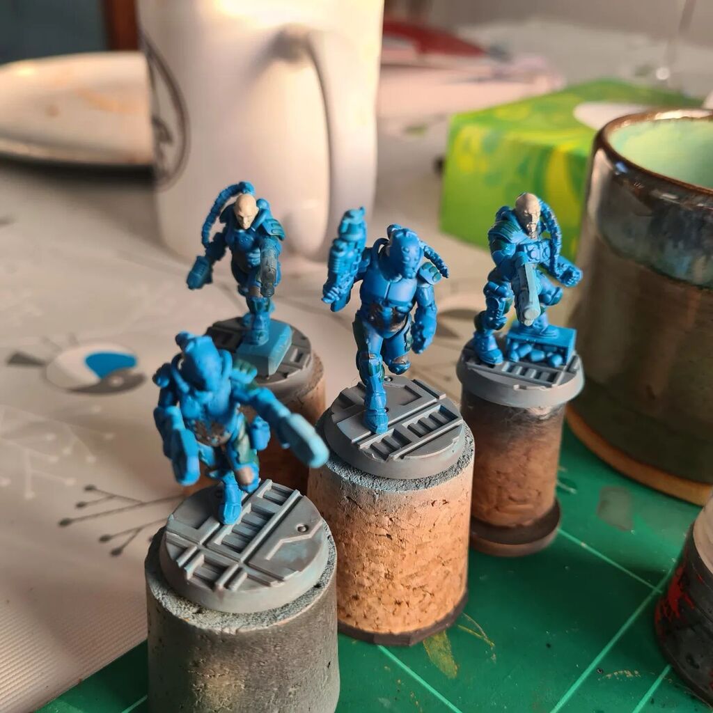 Attempt 3 at getting these Van Saar gangers painted. The Caledor Sky base coat has come out EXTREMELY blue, hopefully a wash and a few darker details will quieten things down a bit!

#wip #workinprogress #paintingwarhammer #paintingminis #gamesworkshop #vansaar #necromunda #…