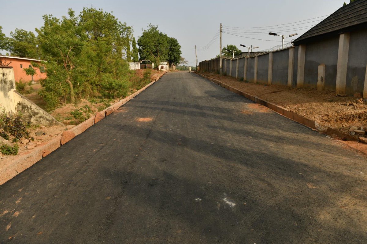 UmaarKudu's tweet photo. Counting days to leave office isnโt an excuse to halt projects across the state.
Work has resumed on Shango, behind IBB University Guest House Road Minna.
Cc: @Nupenchi_
#LoloIsWorking https://t.co/NIoTaxNZGf