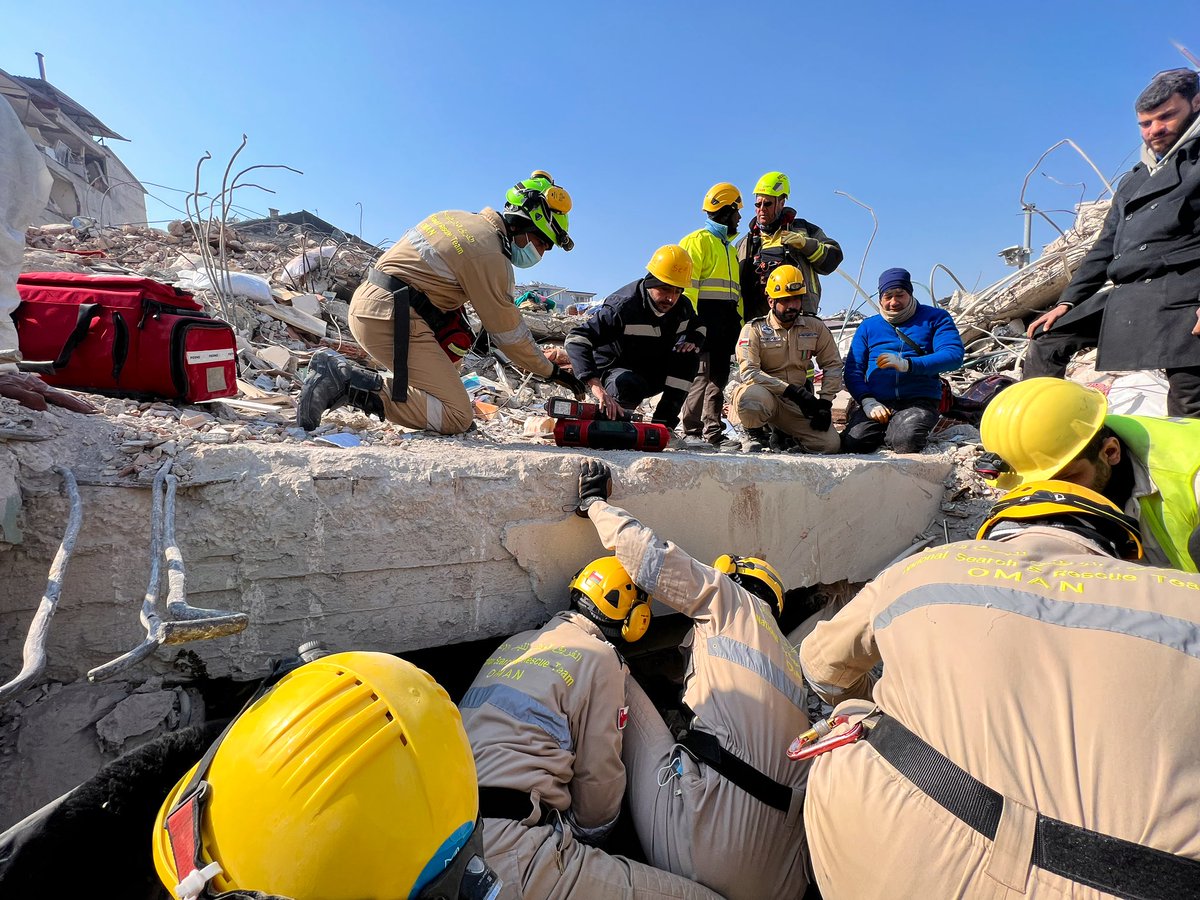 CDAA_OMAN's tweet photo. بعد عمليات بحث موسعة في عدد من المناطق المتأثرة بالزلزال أسفرت عن انتشال عدد من الضحايا المفارقين للحياة ، تمكن اليوم الفريق الوطني للبحث والإنقاذ من إنقاذ إمرأة من تحت الأنقاض تلقت العلاج اللازم من الفريق الطبي ونقلت للمستشفى لإستكمال العلاج.
#هيئة_الدفاع_المدني_والإسعاف https://t.co/EI3GIyc62s