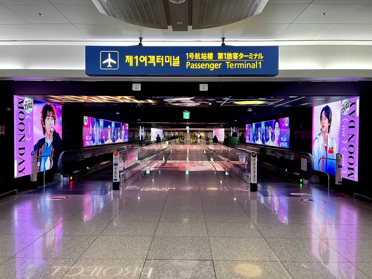 purple_0613wwh's tweet photo. 飛行機乗らないのに仁川空港✈️

ジンくんソロ曲『Moon』の3周年お祝い広告見てきた！
ジンくんに囲まれた幸せな空間🥹
今日でちょうど2ヶ月
#WeLoveYouJin

석진이의 『Moon』3주년 광고🌕
#2023JINMOONDAY #3rdJINMOONDAY
@2023JIN_MOONDAY 님
@ALittleBraver92 님
예쁜 광고 감사합니다💜 https://t.co/r7GCWUSOFN